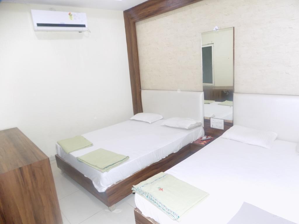 Hotel Tathastu Udždžain Exteriér fotografie